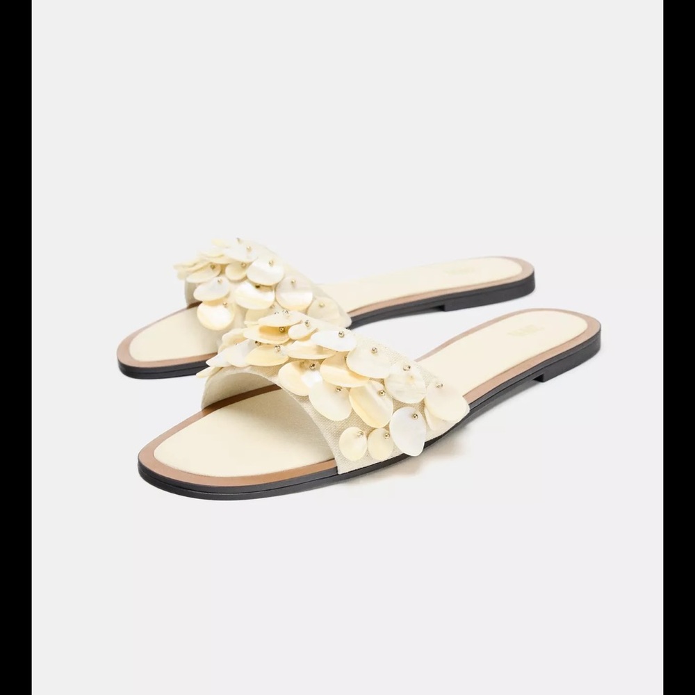 FLAT SANDALS WITH PEARLESCENT PIECES